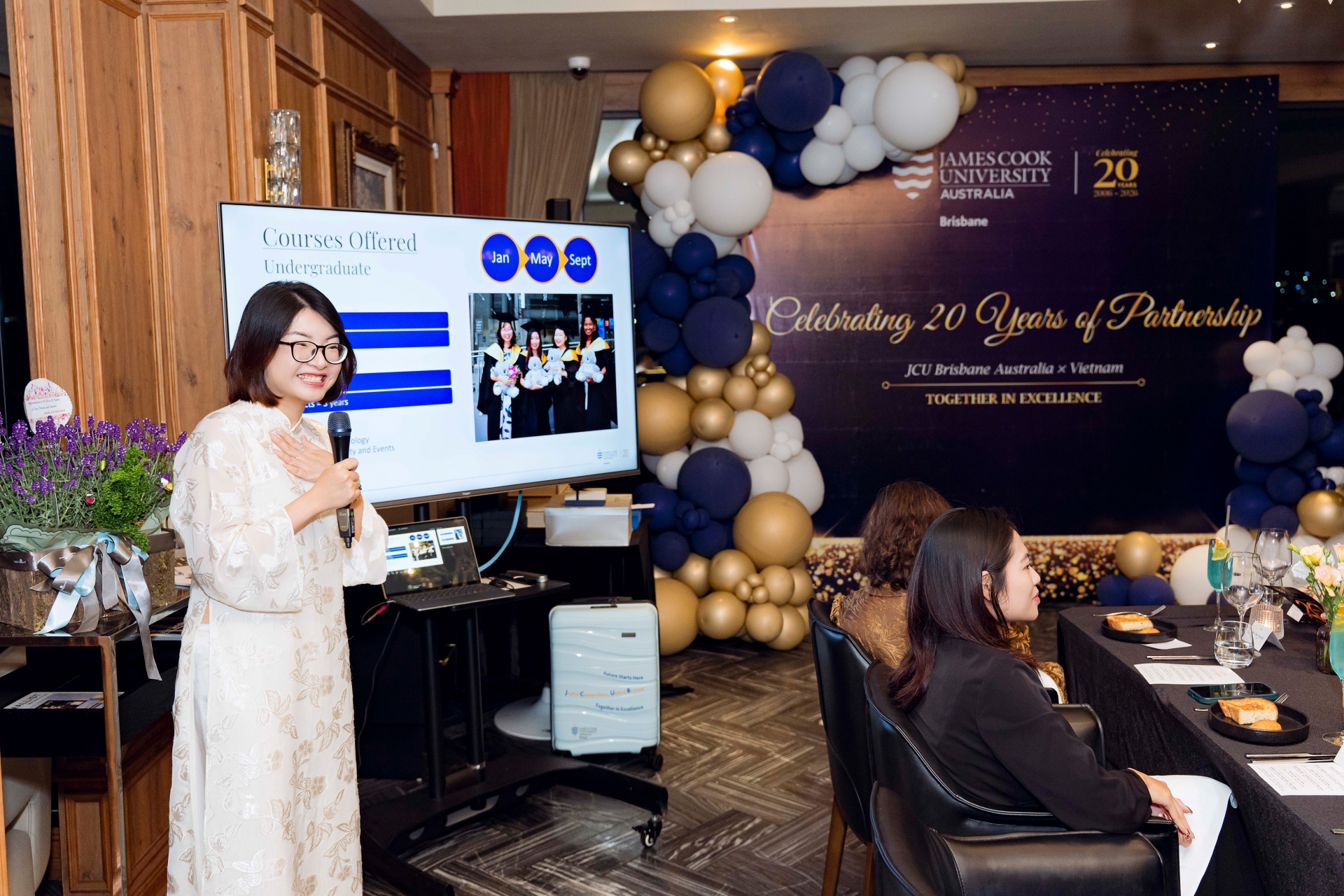 JAMES COOK UNIVERSITY BRISBANE KỶ NIỆM 20 NĂM HỢP TÁC GIÁO DỤC QUỐC TẾ GIỮA ÚC VÀ VIỆT NAM