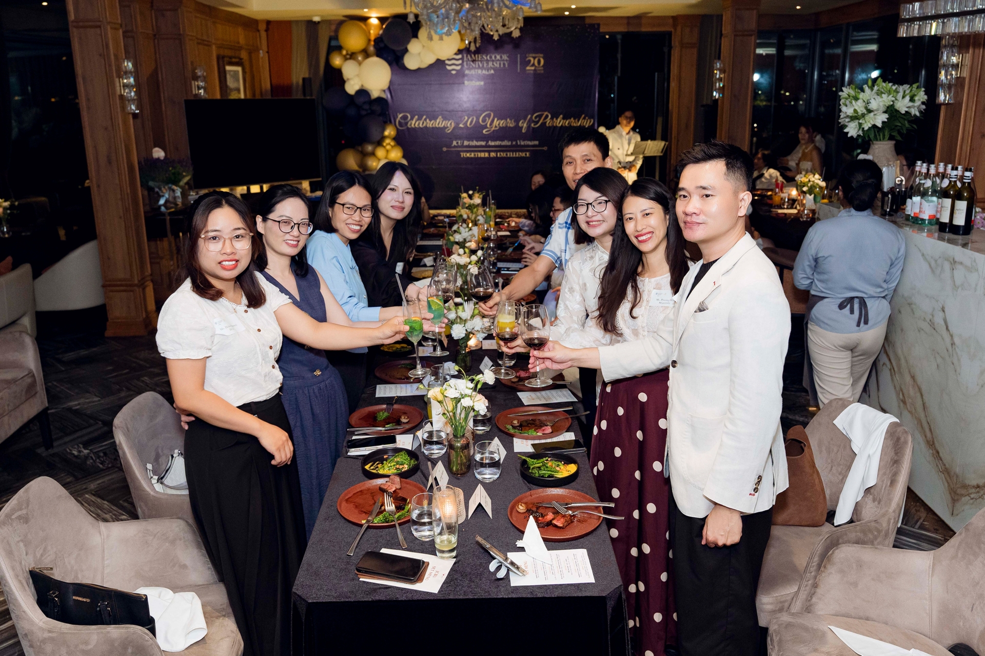 JAMES COOK UNIVERSITY BRISBANE KỶ NIỆM 20 NĂM HỢP TÁC GIÁO DỤC QUỐC TẾ GIỮA ÚC VÀ VIỆT NAM